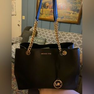 Micheal Kors lightly used handbag. Not even 2 years old.